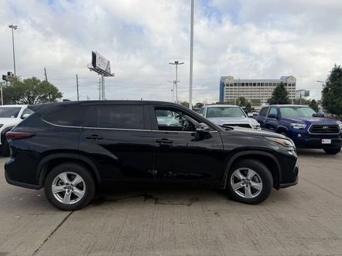 Used 2025 Toyota Highlander LE image 4