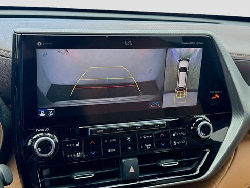 Used 2020 Toyota Highlander Platinum image 10