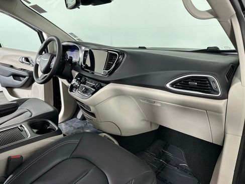 Used 2024 Chrysler Pacifica Touring-L image 26