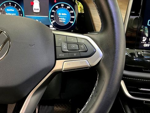 Used 2025 Volkswagen Atlas SE image 22