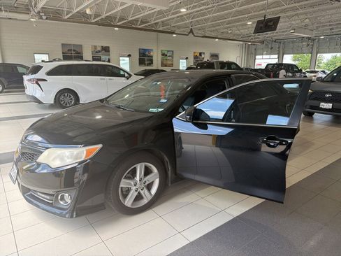 Used 2014 Toyota Camry SE FWD image 1
