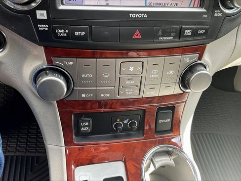 Used 2011 Toyota Highlander Limited w/ Tow Pkg AWD/4WD image 15