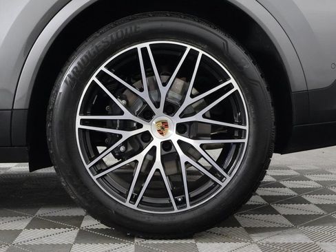 Used 2025 Porsche Cayenne AWD/4WD image 16
