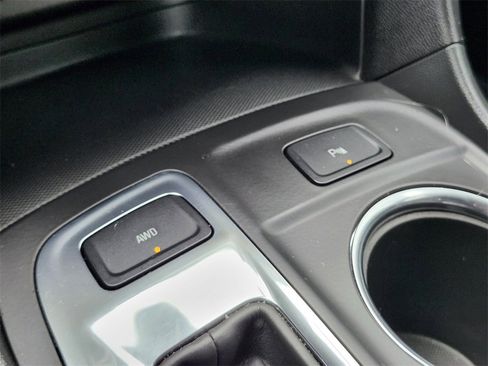 Used 2023 Chevrolet Equinox LT image 24