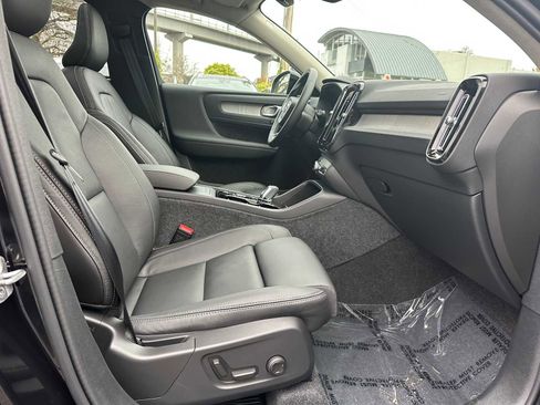 Used 2025 Volvo XC40 B5 Plus w/ Climate Package image 10