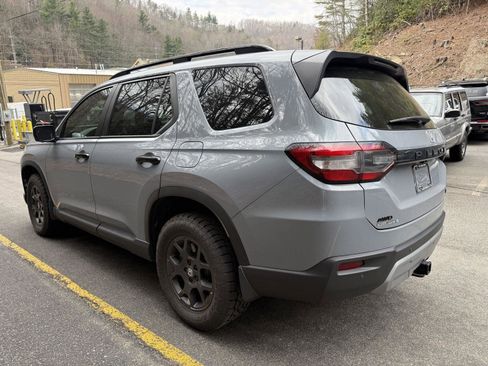 Used 2025 Honda Pilot TrailSport image 3