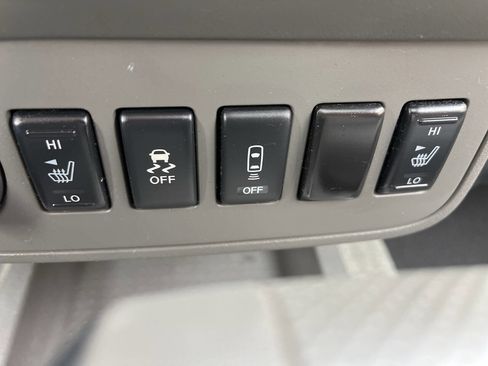 Used 2014 Nissan Frontier SL w/ SL Moonroof Package image 26