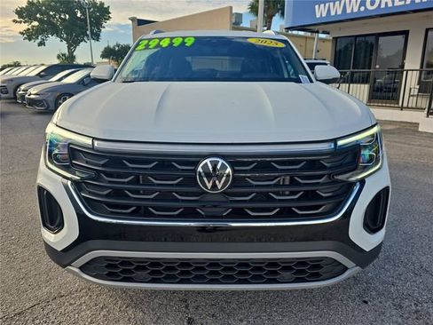 Used 2025 Volkswagen Atlas Cross Sport SE AWD/4WD image 2