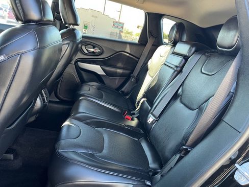 Used 2018 Jeep Cherokee Overland w/ Technology Group image 29