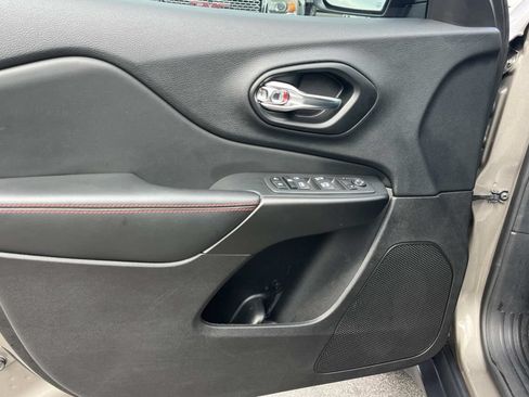 Used 2021 Jeep Cherokee Trailhawk AWD/4WD image 29