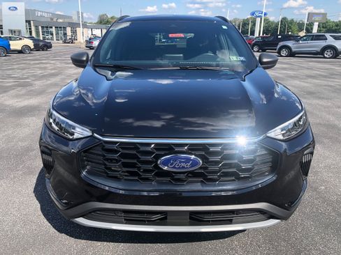 Used 2025 Ford Escape ST-Line w/ Cold Weather Package image 8