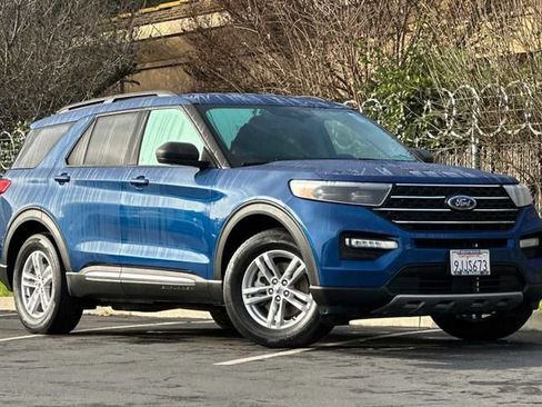 Used 2022 Ford Explorer XLT w/ Equipment Group 202A image 2