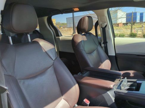 Used 2022 Toyota Sienna Platinum image 39