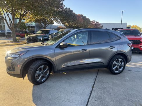 Certified 2025 Ford Escape ST-Line image 10