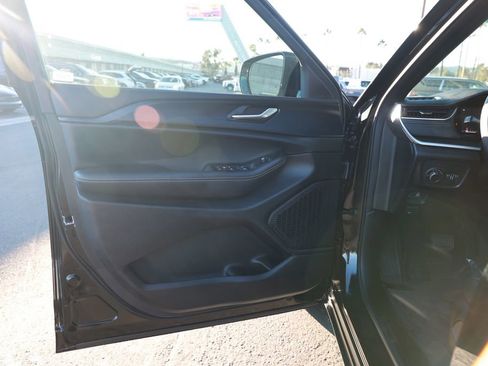 New 2025 Jeep Grand Cherokee Altitude image 11