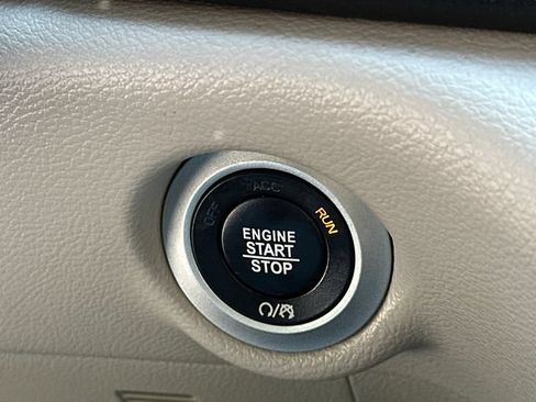 Used 2017 Chrysler Pacifica Touring-L FWD image 33