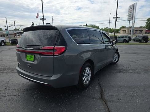 Used 2023 Chrysler Pacifica Touring-L FWD image 7