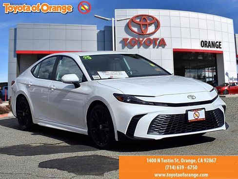 Certified 2025 Toyota Camry SE image 1
