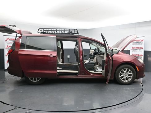 Used 2021 Chrysler Voyager Lxi image 27
