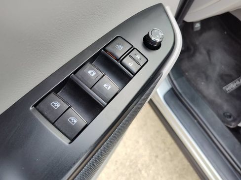 Used 2018 Toyota Highlander LE FWD image 19