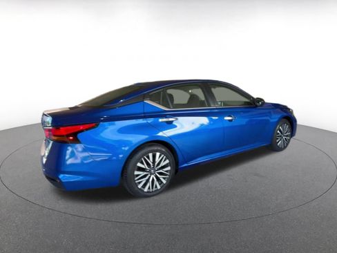 Used 2025 Nissan Altima 2.5 SV FWD image 11