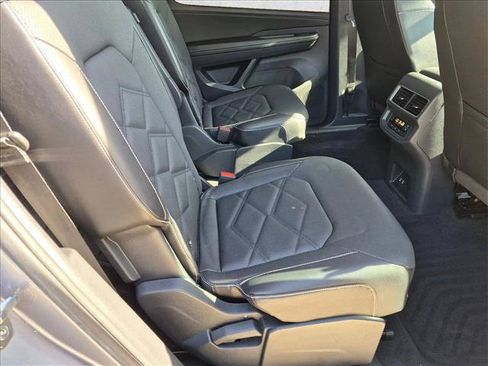 Used 2024 Volkswagen Atlas SE w/ Black Wheel Package FWD image 18
