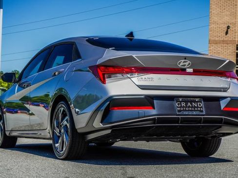 Used 2025 Hyundai Elantra Limited FWD image 11