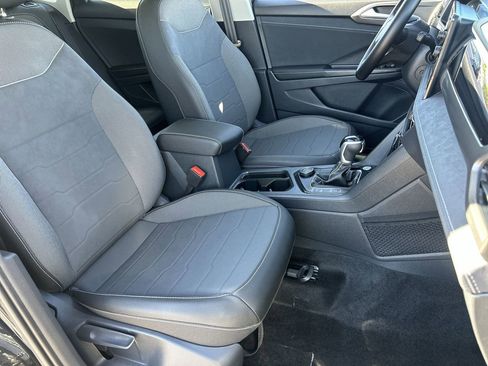 Certified 2025 Volkswagen Taos SE AWD/4WD image 8