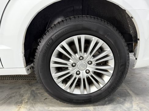 Used 2015 Chrysler Town & Country Touring-L w/ Driver Convenience Group image 26