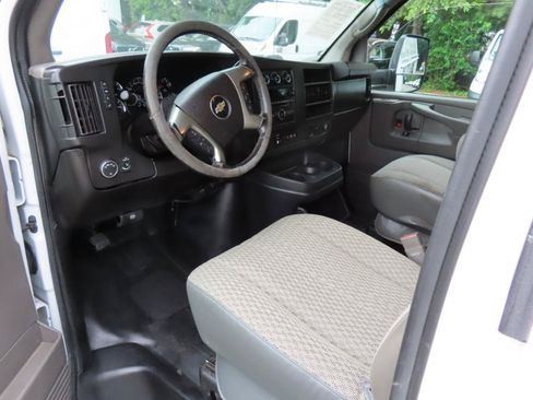 Used 2015 Chevrolet Express 3500 RWD image 10