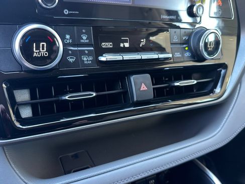 Used 2021 Toyota Highlander LE AWD/4WD image 29