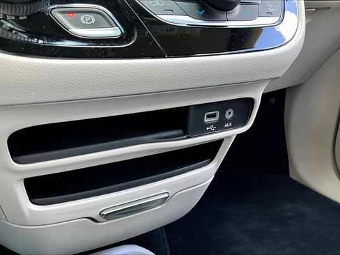 Used 2018 Chrysler Pacifica Touring-L FWD image 15
