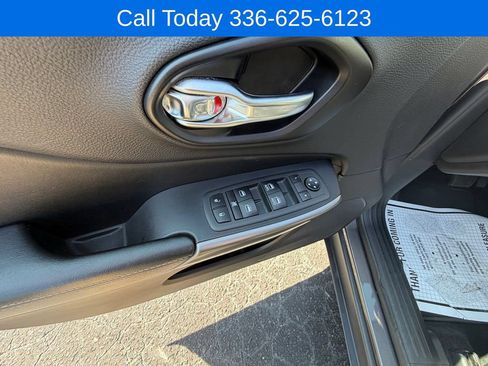 Used 2021 Jeep Cherokee Latitude Lux w/ Sun & Sound Group AWD/4WD image 22