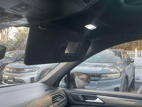 Used 2023 Volkswagen Tiguan SE R-Line image 33