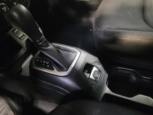 Used 2020 Jeep Renegade Latitude FWD image 26
