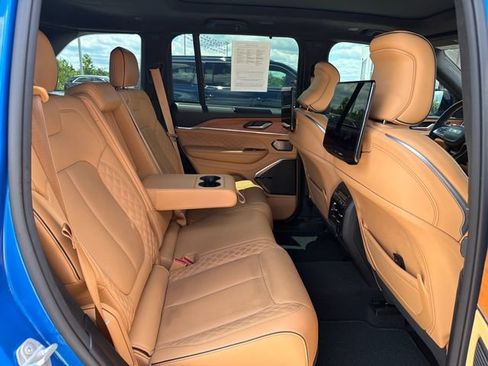 Used 2023 Jeep Grand Cherokee Summit AWD/4WD image 36