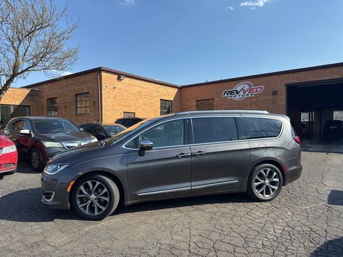 Used 2017 Chrysler Pacifica Limited w/ UConnect Theater Package image 4