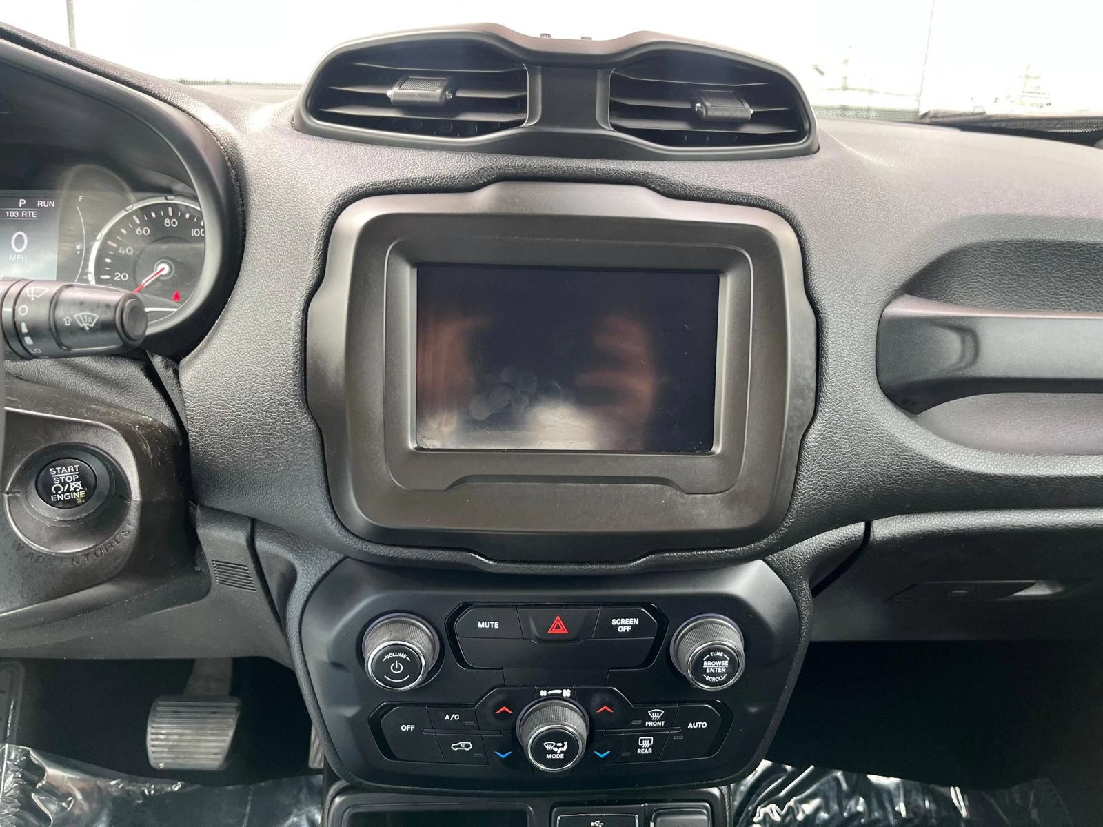 Used 2020 Jeep Renegade Latitude FWD image 18