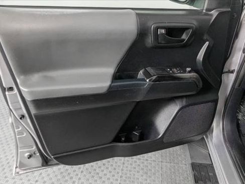Used 2017 Toyota Tacoma SR5 RWD image 13