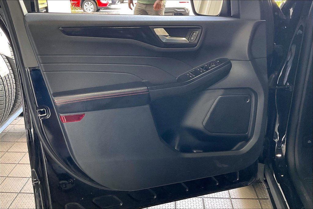 Used 2025 Ford Escape ST-Line Select AWD/4WD image 2