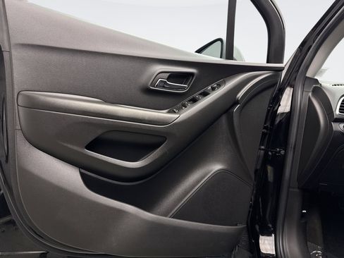 Used 2022 Chevrolet Trax LT w/ LT Convenience Package image 9