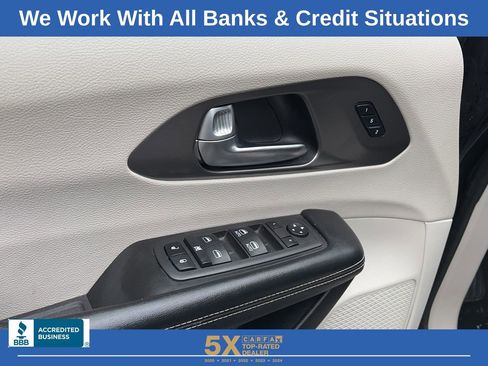 Used 2022 Chrysler Pacifica Touring-L FWD image 26