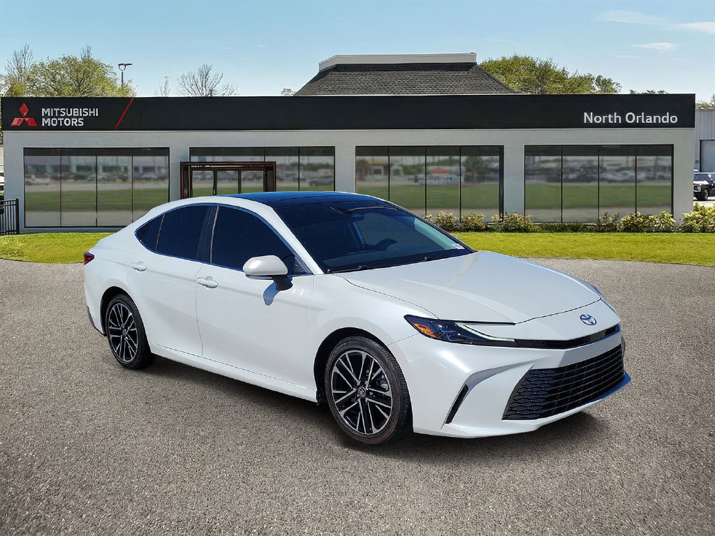 Used 2025 Toyota Camry XLE FWD image 5