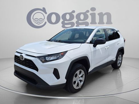 Used 2022 Toyota RAV4 LE FWD image 1