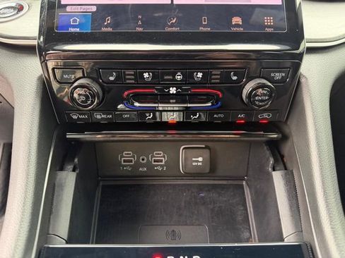 Used 2024 Jeep Grand Cherokee Limited w/ Luxury Tech Group II image 18