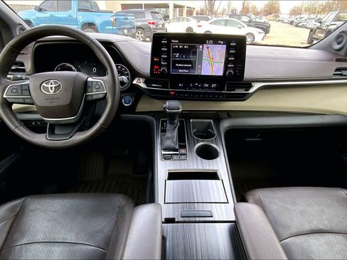 Certified 2021 Toyota Sienna Platinum image 29