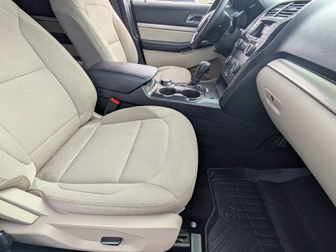 Used 2018 Ford Explorer XLT image 31