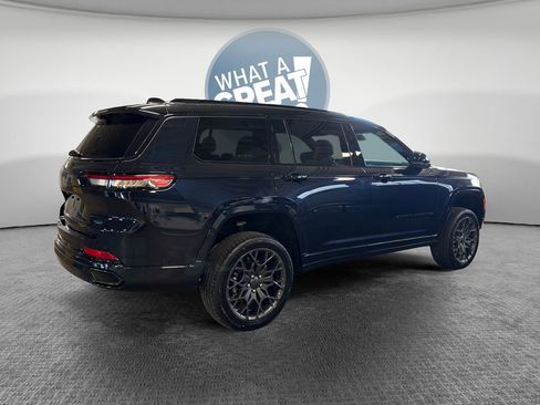 Used 2023 Jeep Grand Cherokee L Summit w/ Advanced Protech Group IV AWD/4WD image 3