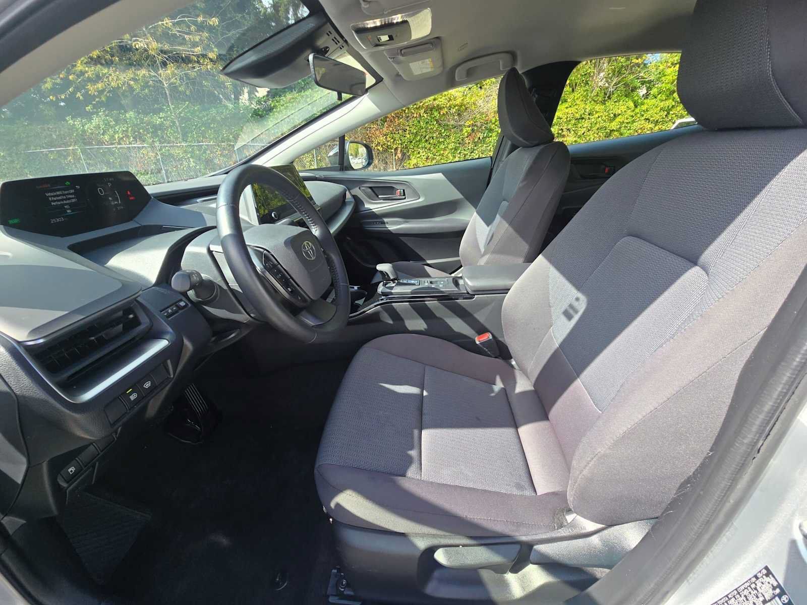 Certified 2025 Toyota Prius LE FWD image 21