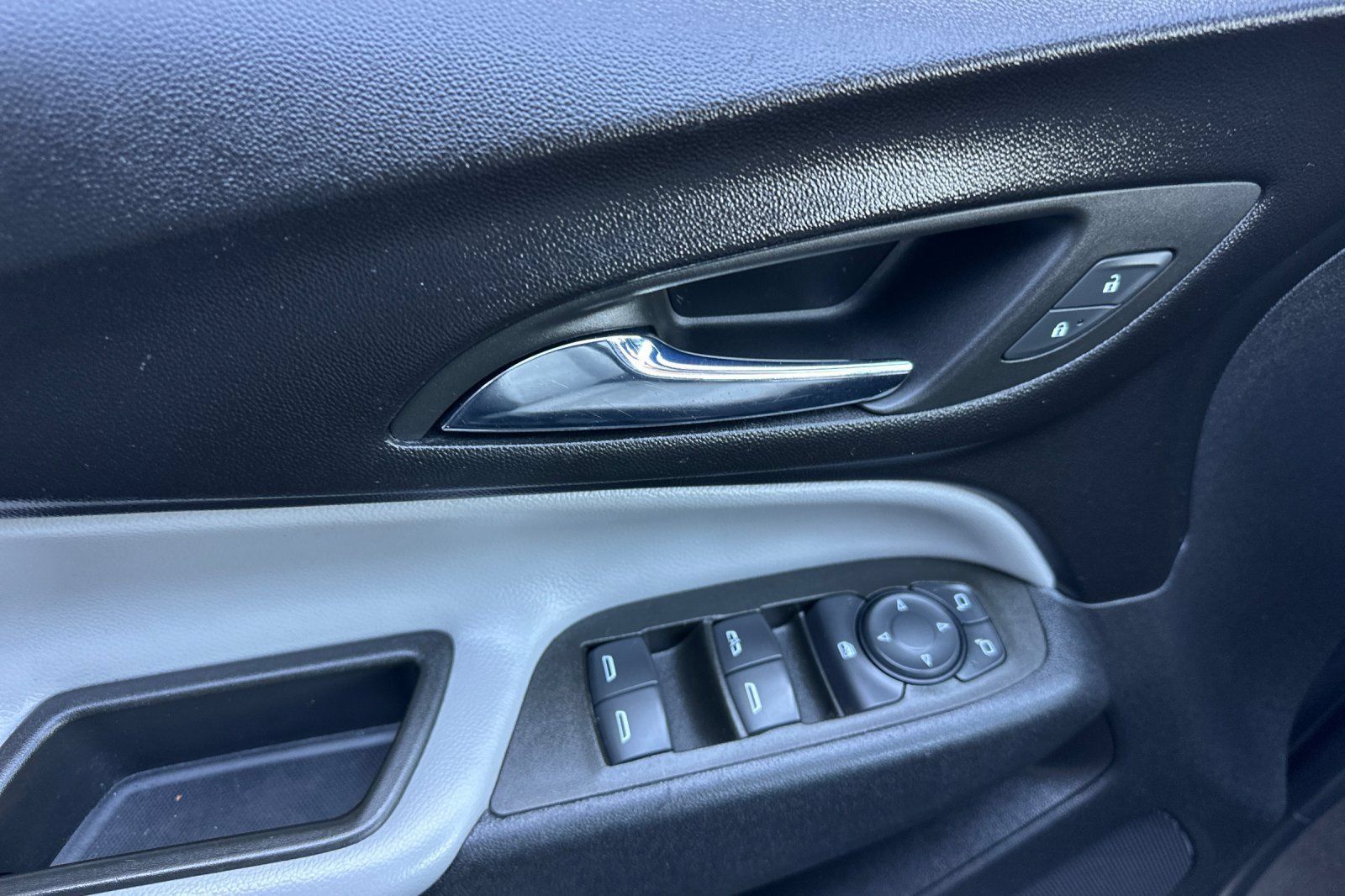 Used 2023 Chevrolet Equinox LS w/ LPO, Floor Liner Package FWD image 12